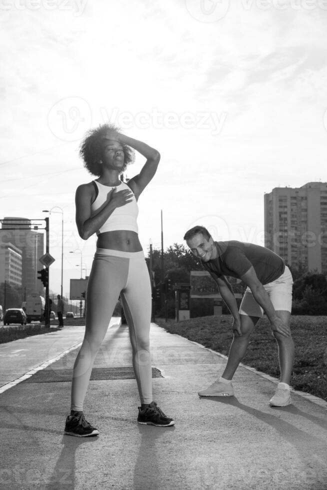 groupe multiethnique de personnes sur le jogging photo