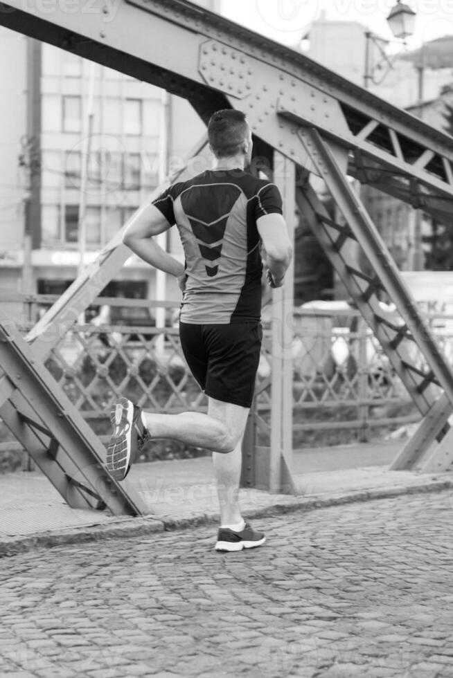 homme faisant du jogging sur le pont de la ville photo