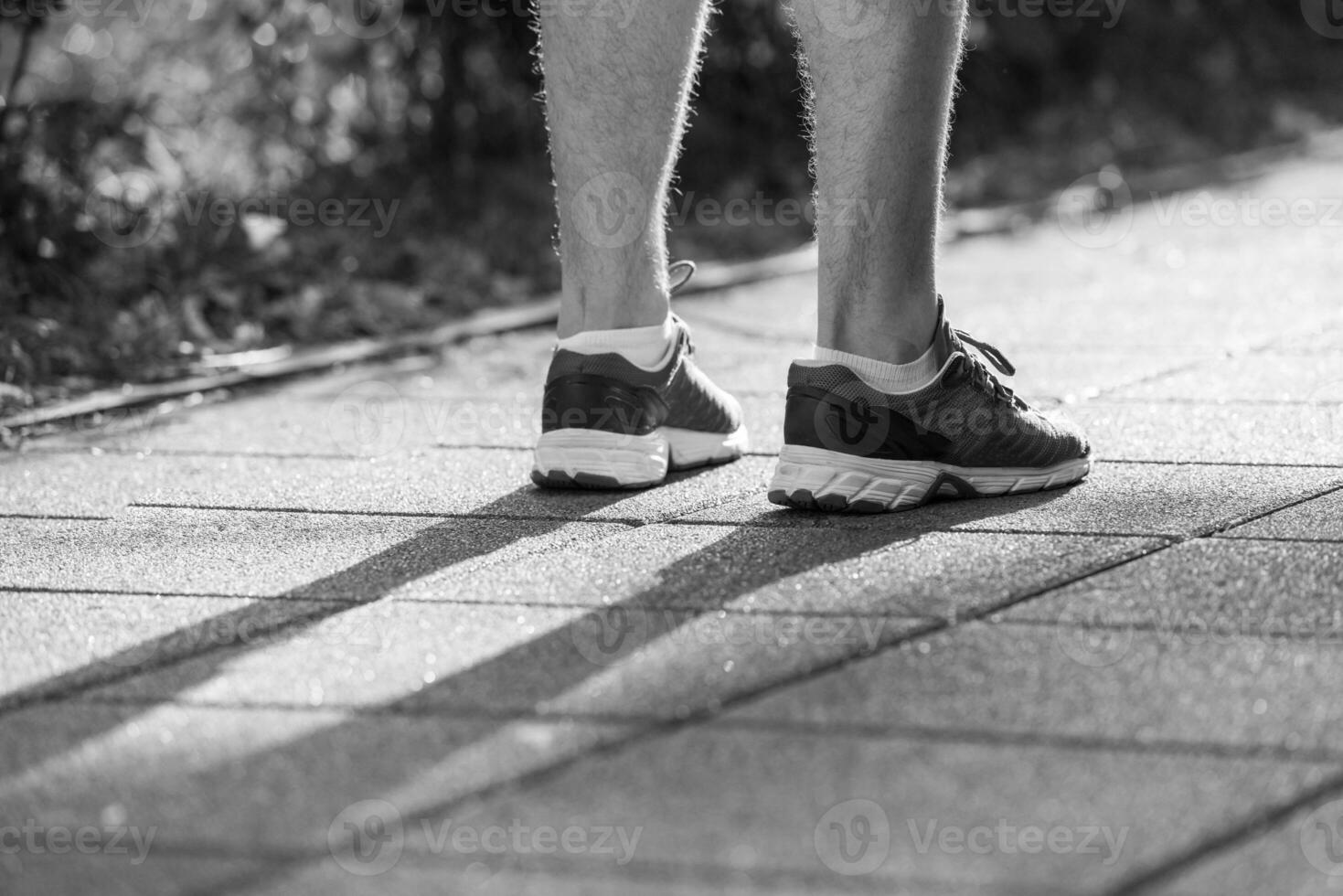 femme faisant du jogging le matin ensoleillé photo