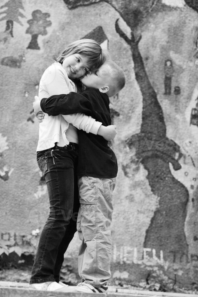 heureux frère et soeur en plein air dans le parc photo