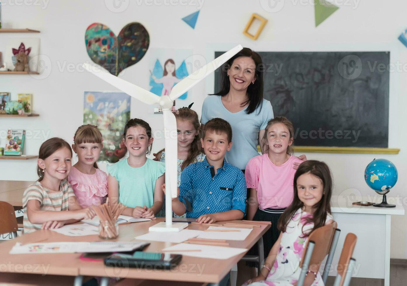 élémentaire école tige la robotique salle de cours diverse groupe de les enfants bâtiment et programmation Moulin à vent écologie robot concept. ensemble parlant et travail comme une équipe. Créatif la robotique ingénierie photo