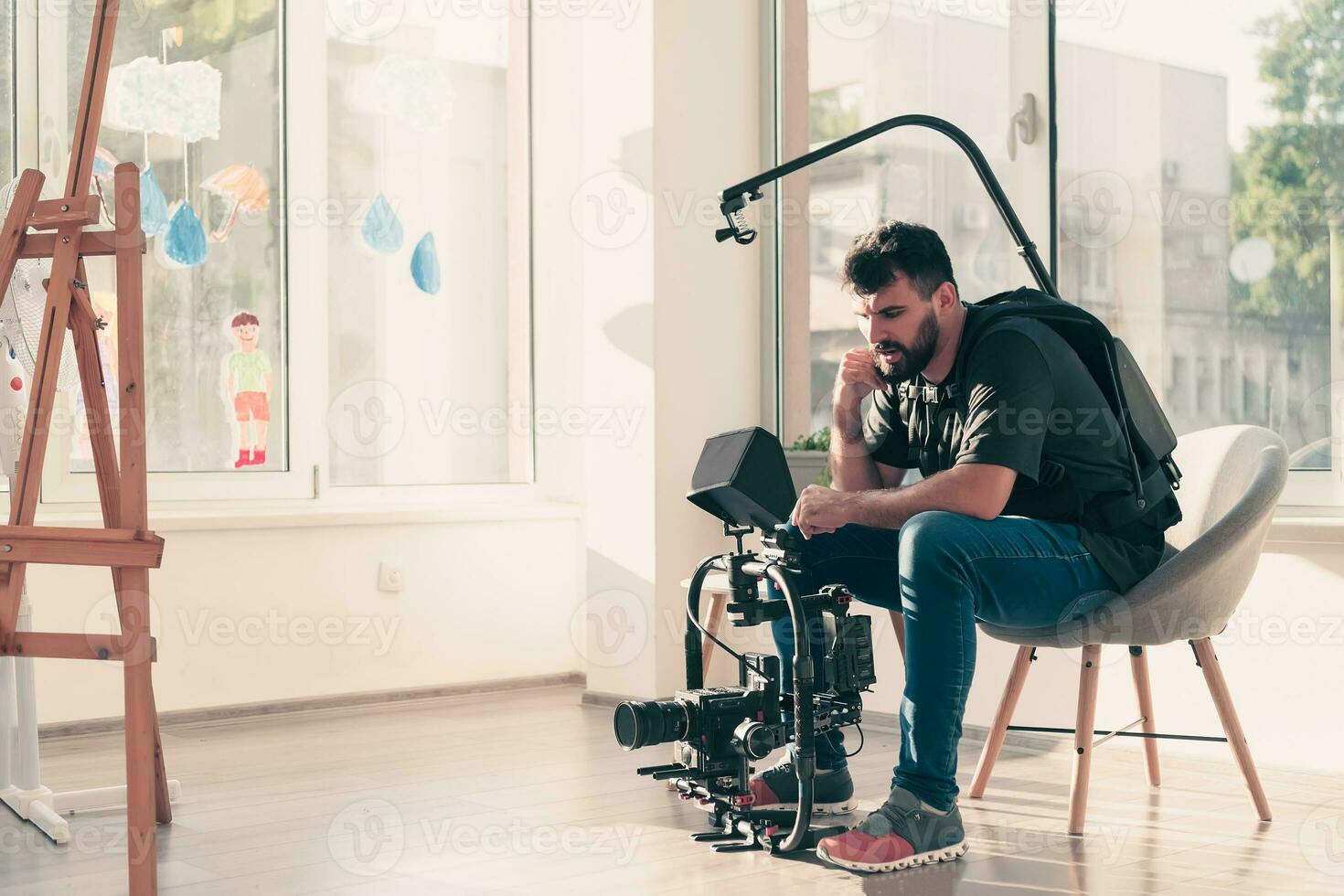 vidéo opérateur. vidéographie.filmage.a homme est tournage une vidéo.le travail de une vidéaste. tournage avec une professionnel caméra avec une trépied. une homme pousse sur une professionnel vidéo caméra.vidéaste photo