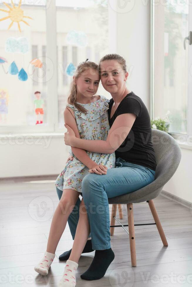 portrait de une mère et fille dans une moderne institution pour préscolaire éducation photo