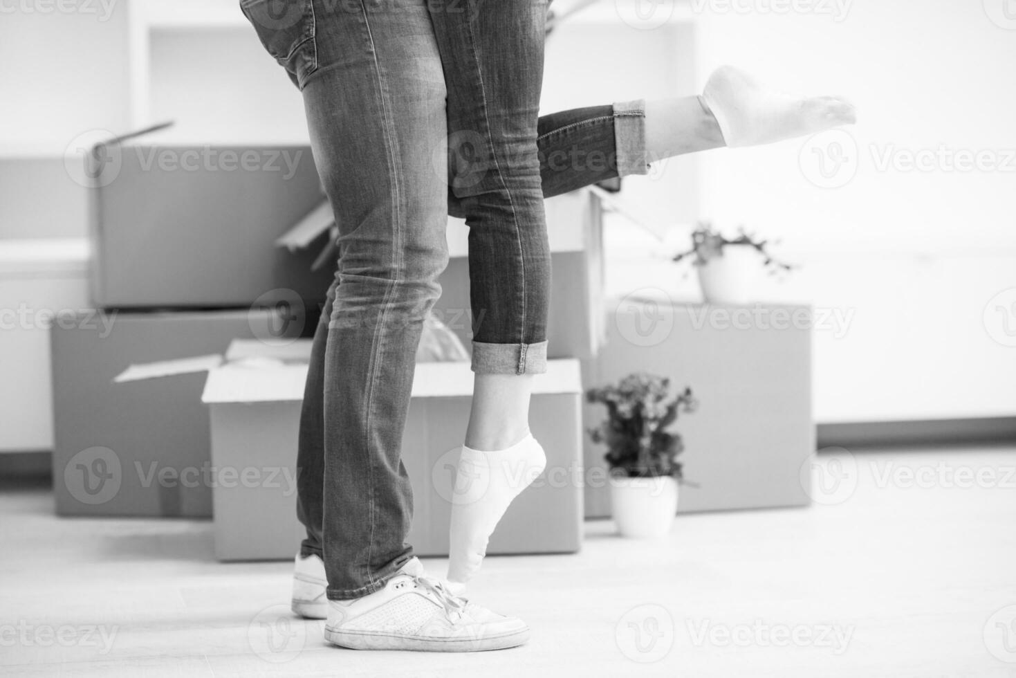 heureux jeune couple emménageant dans une nouvelle maison photo