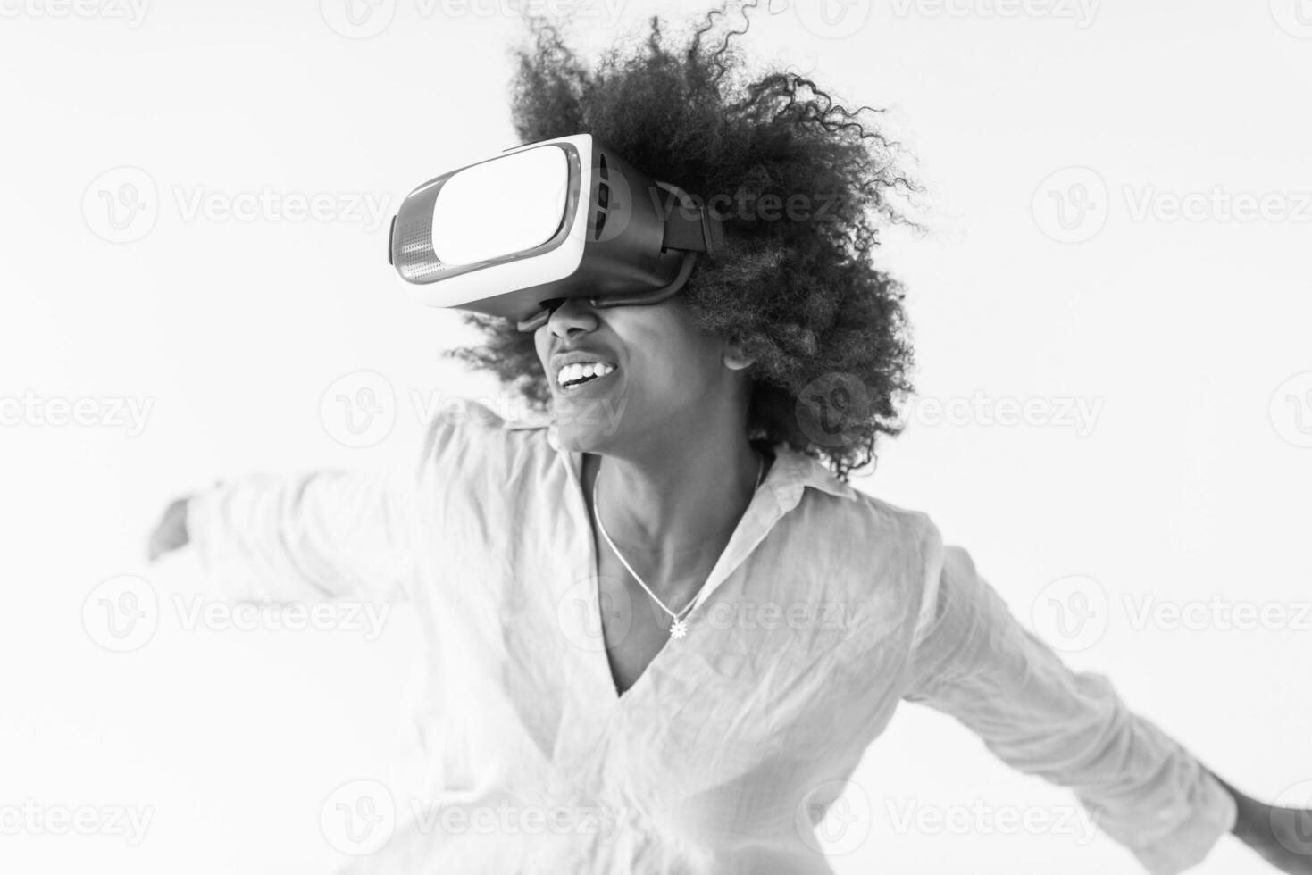 fille noire utilisant des lunettes de casque vr de réalité virtuelle photo