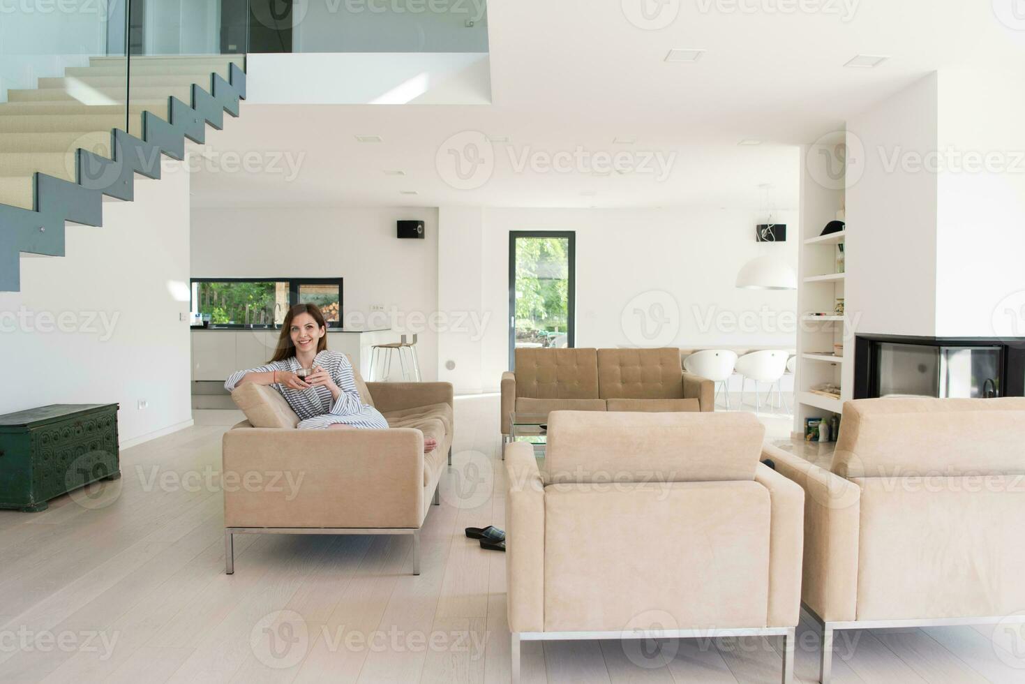 jeune femme en peignoir appréciant le café du matin photo