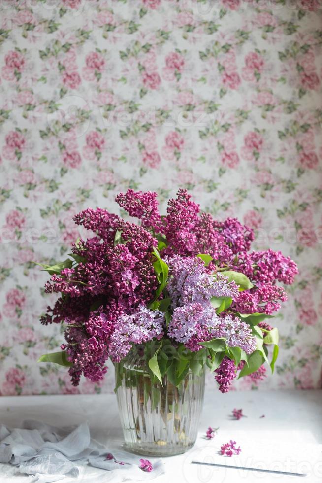 bouquet de lilas violet dans un vase. nature morte aux branches de lilas. photo