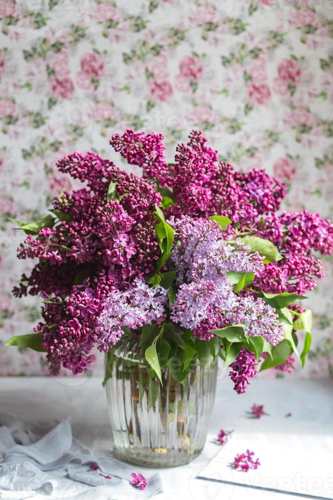 bouquet de lilas violet dans un vase. nature morte aux branches de lilas. photo