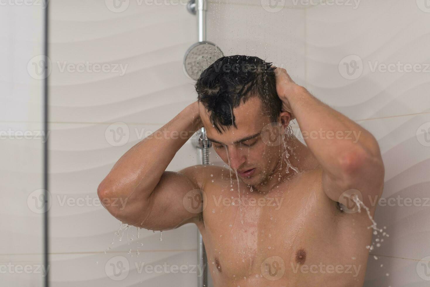 homme prenant une douche dans le bain photo