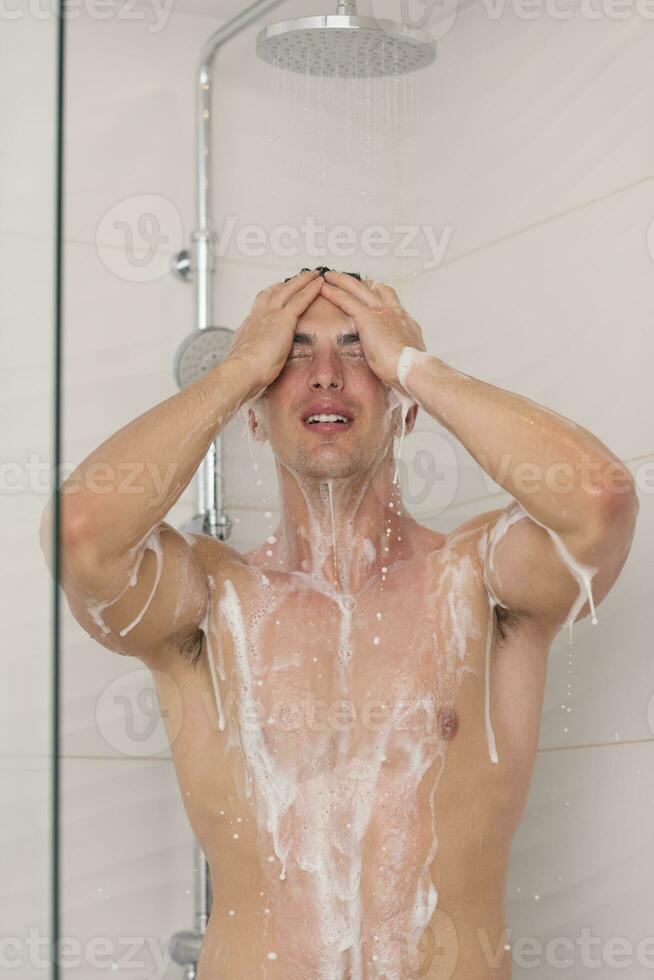 homme prenant une douche dans le bain photo