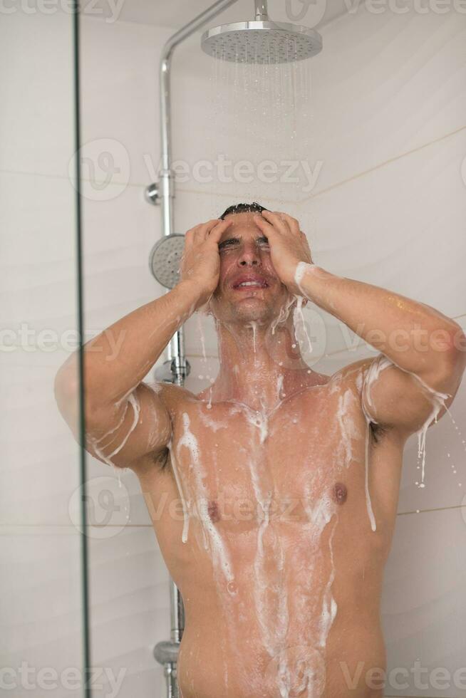 homme prenant une douche dans le bain photo