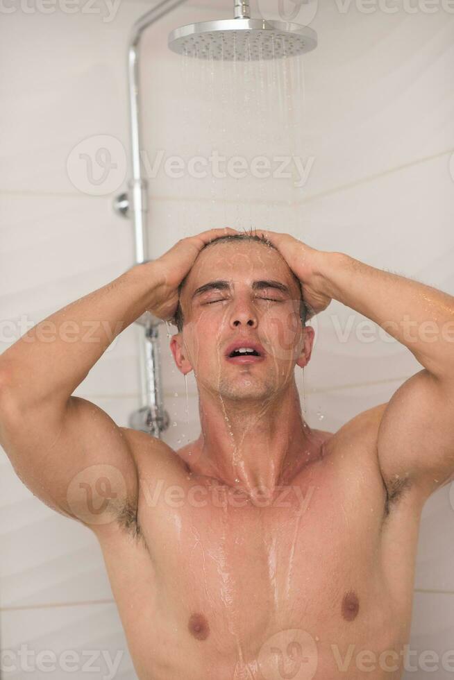 homme prenant une douche dans le bain photo