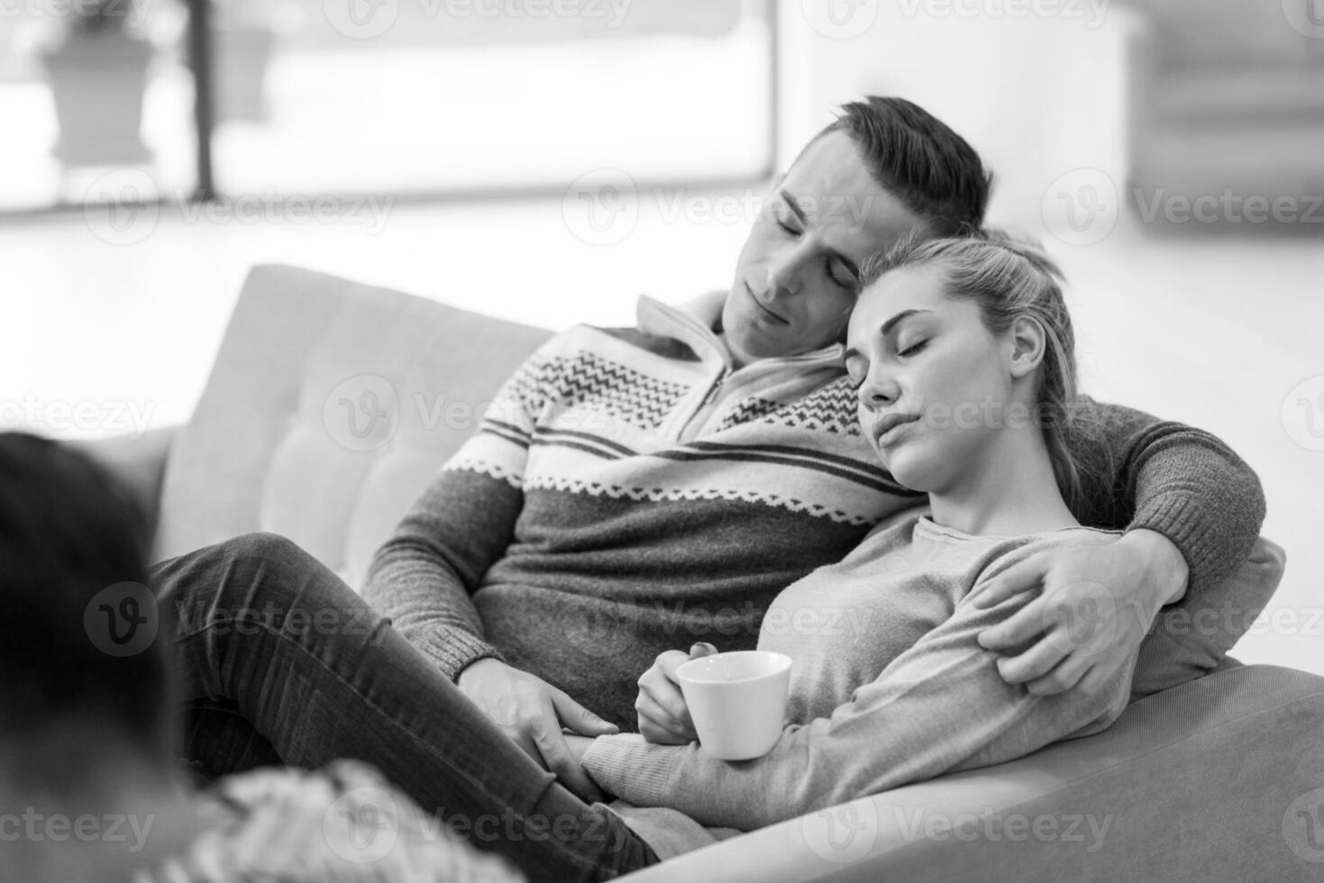 jeune couple devant la cheminée photo