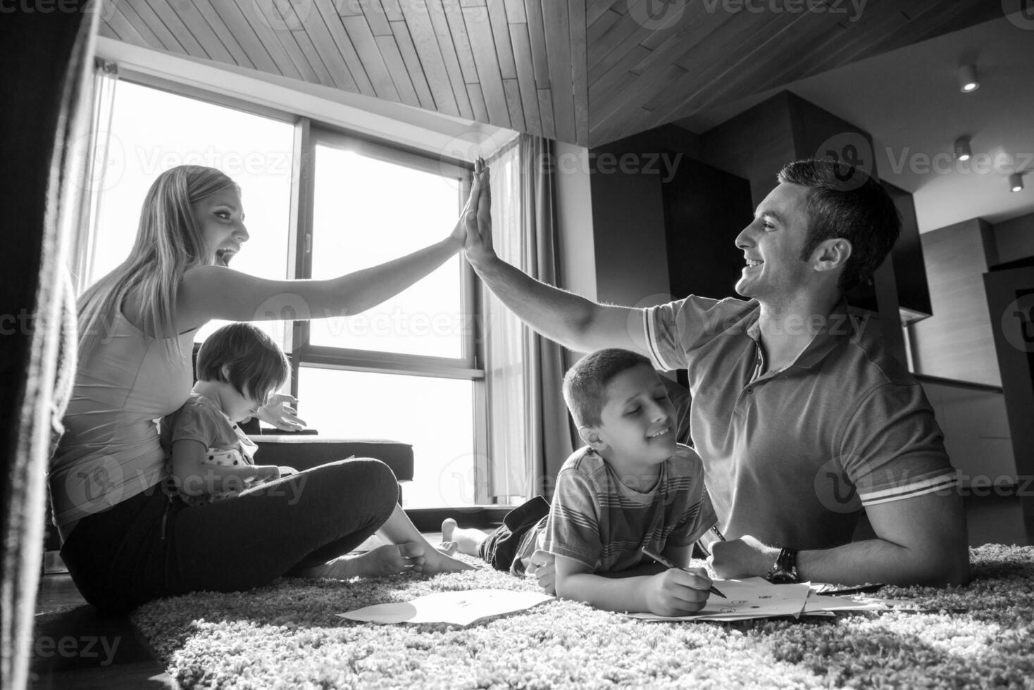 jeune couple passe du temps avec des enfants photo