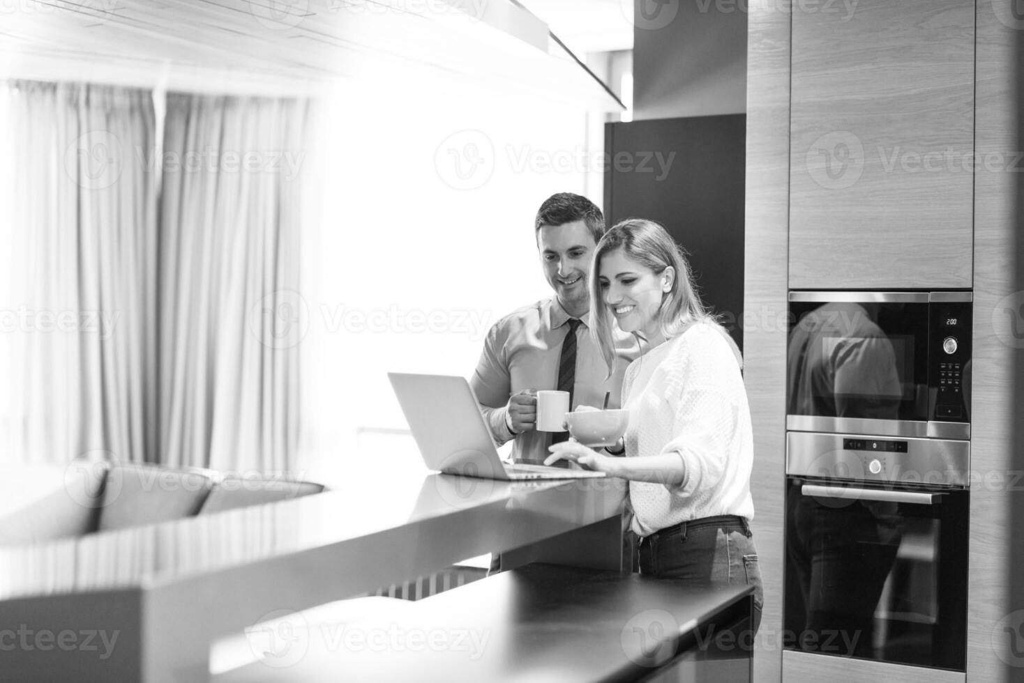 un jeune couple se prépare à un travail et utilise un ordinateur portable photo