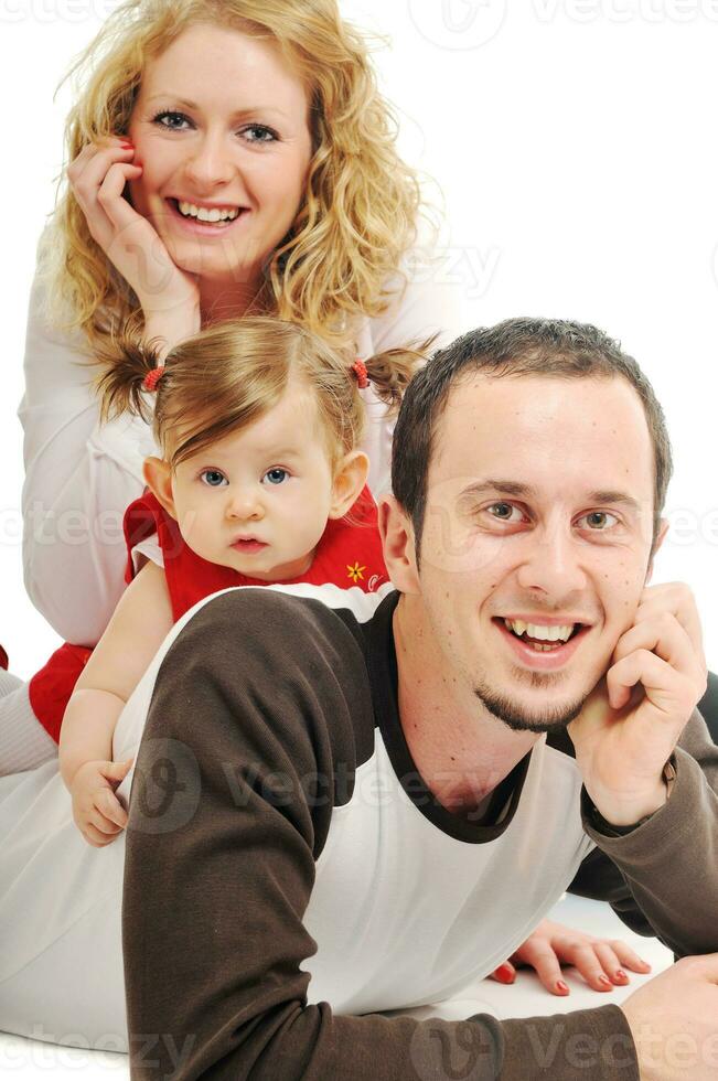 jeune famille heureuse ensemble en studio photo