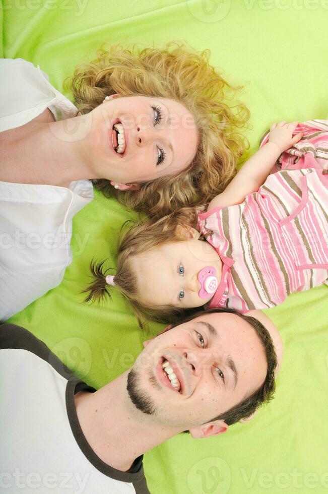 jeune famille heureuse ensemble en studio photo