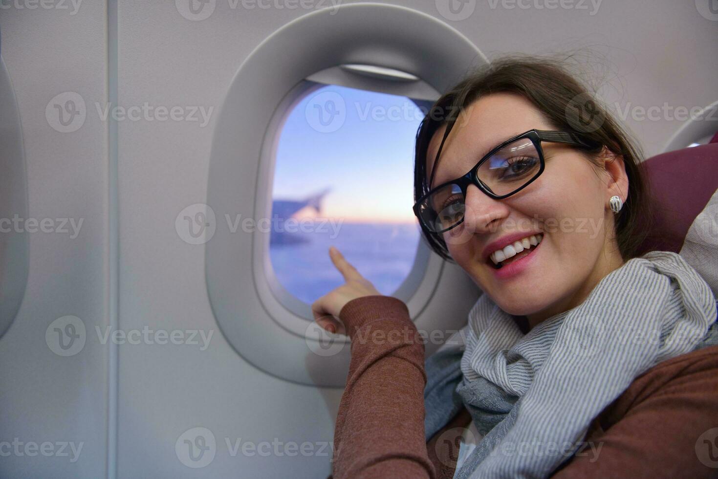 femme en voyage en avion photo