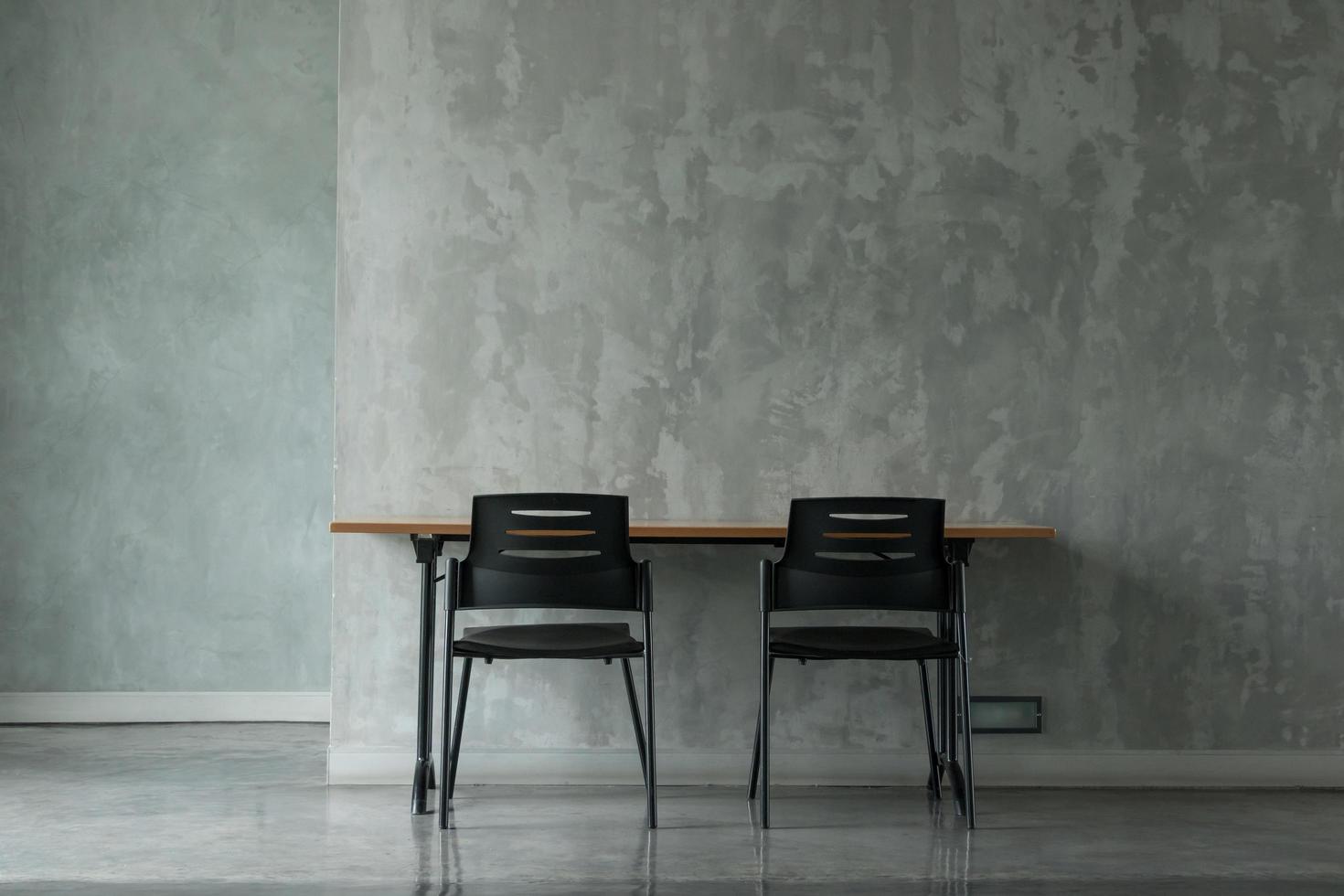 un bureau minimal dans une salle de finition en béton. photo