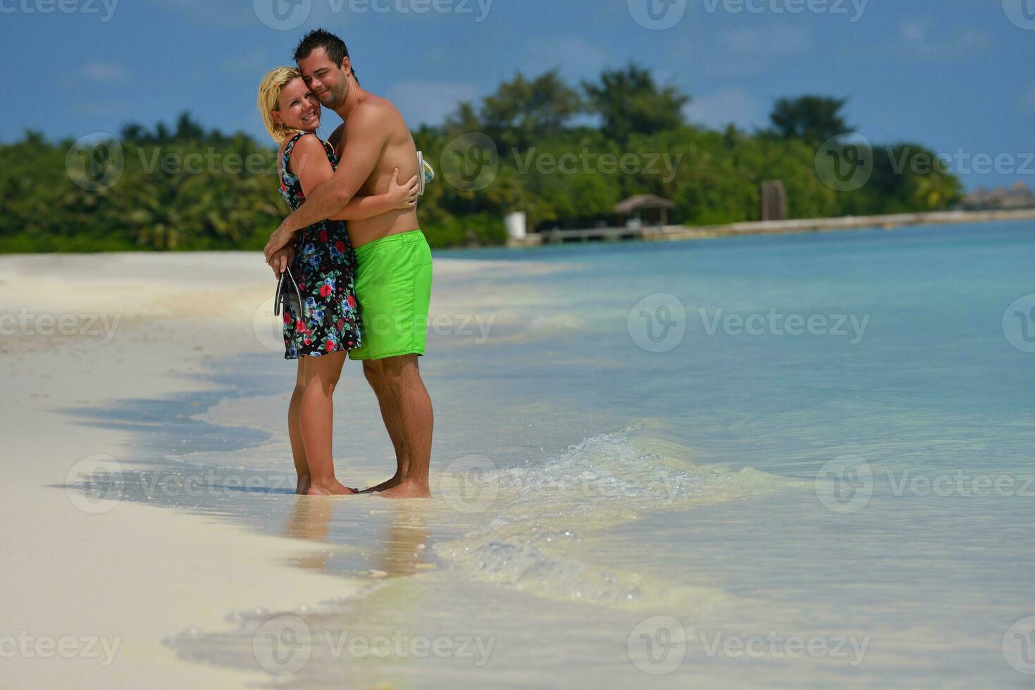 heureux jeune couple en vacances d'été s'amuser et se détendre photo
