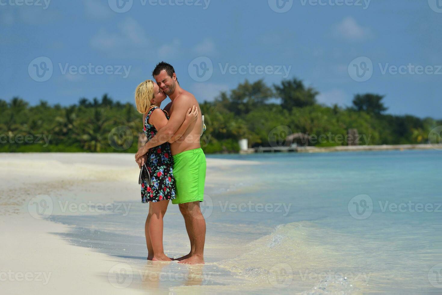 heureux jeune couple en vacances d'été s'amuser et se détendre photo