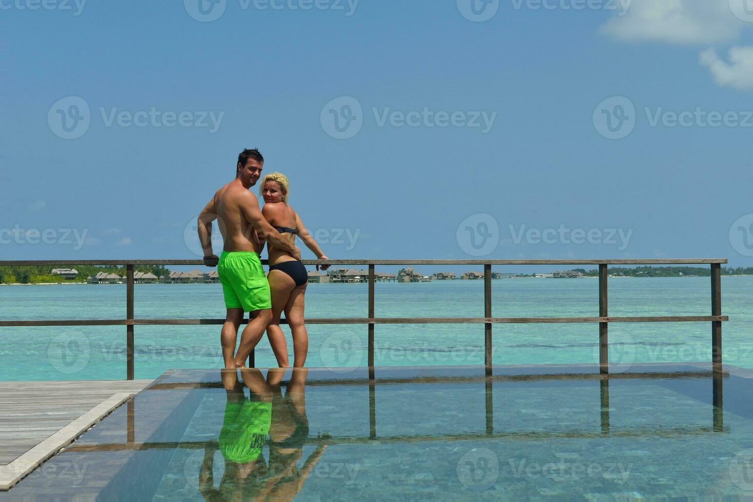 heureux jeune couple en vacances d'été s'amuser et se détendre photo