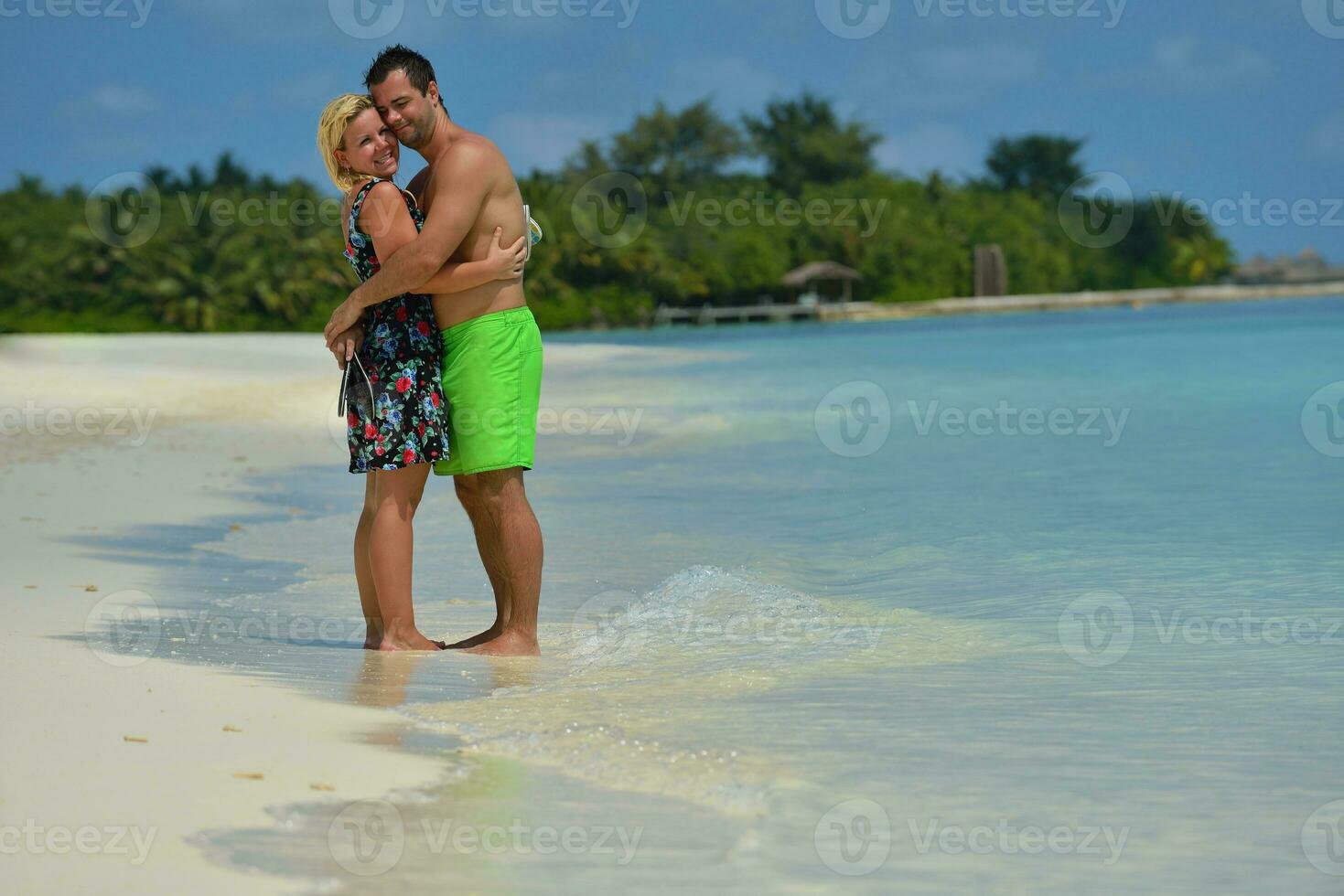 heureux jeune couple en vacances d'été s'amuser et se détendre photo