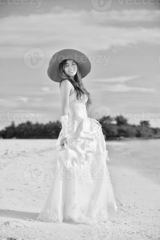 mariée asiatique sur la plage photo