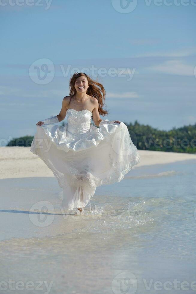 mariée asiatique sur la plage photo