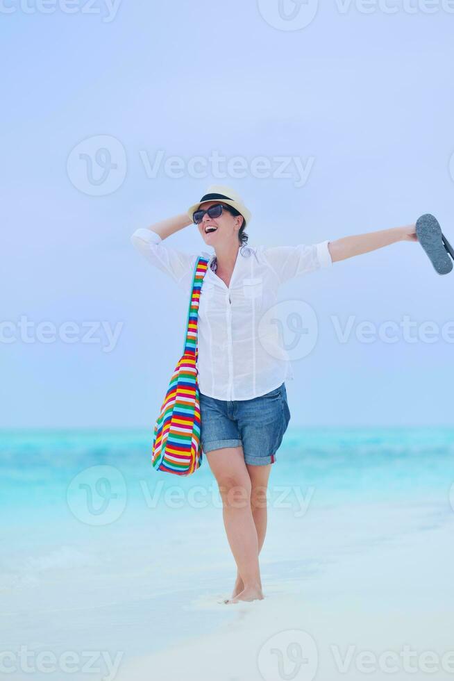 beau gril sur la plage s'amuser photo