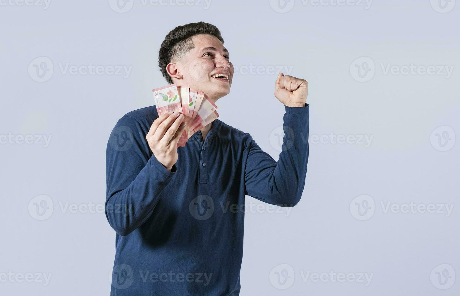 excité homme avec argent dans le sien main, étonné homme avec billets de banque dans le sien main, concept de homme revenus argent photo