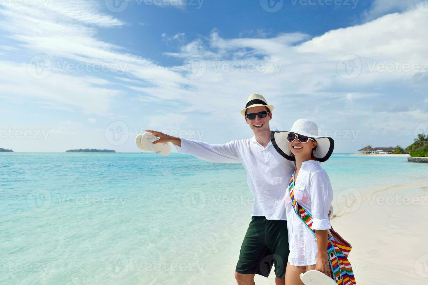 heureux jeune couple s'amuser sur la plage photo