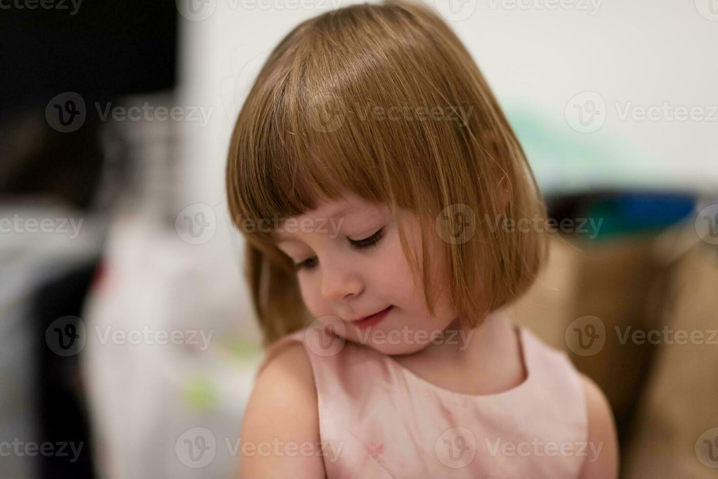 portrait de peu fille en jouant à Accueil photo