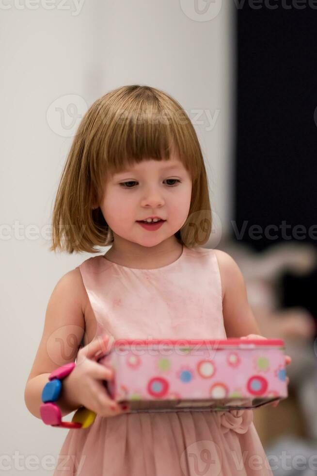 petite fille s'amusant en jouant avec les bijoux de sa mère photo