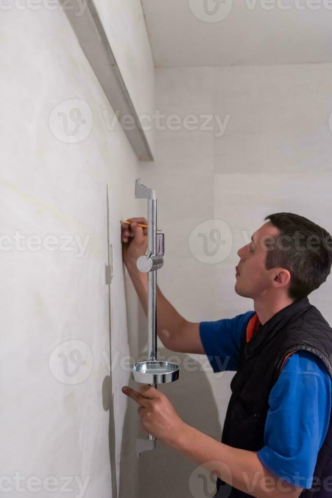 plombier professionnel travaillant dans une salle de bain photo