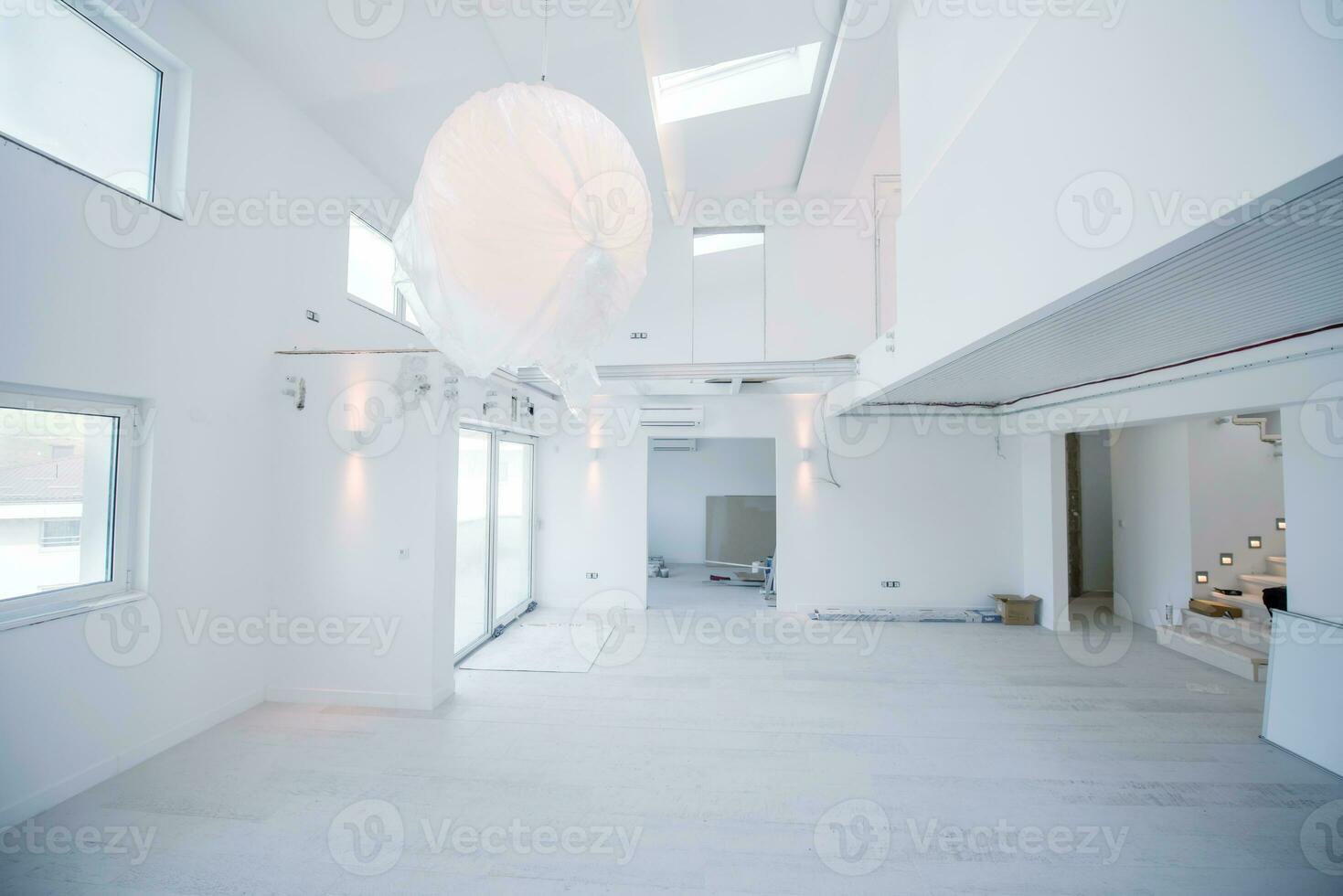 intérieur d'un appartement à deux niveaux à espace ouvert moderne et élégant vide photo