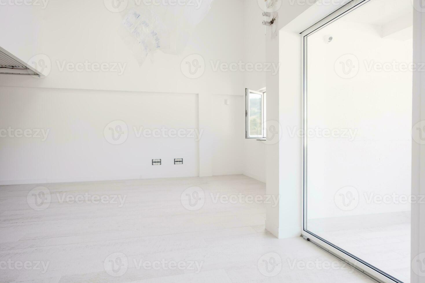 intérieur d'un appartement à deux niveaux à espace ouvert moderne et élégant vide photo