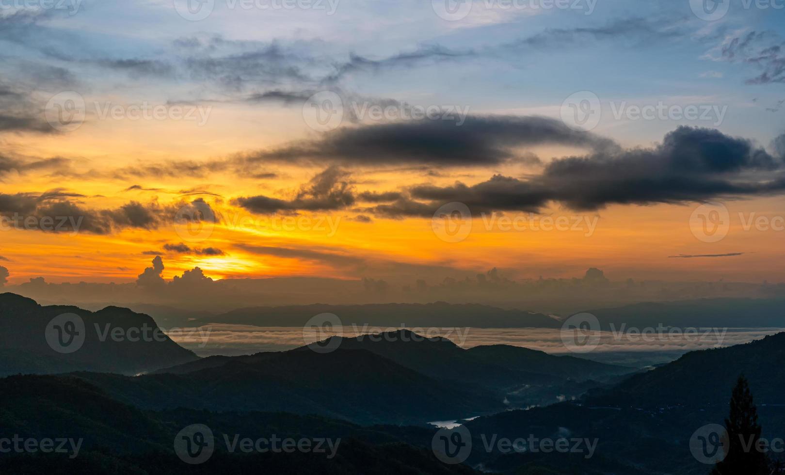 lever du soleil à khao kho, province de phetchabun, thaïlande photo