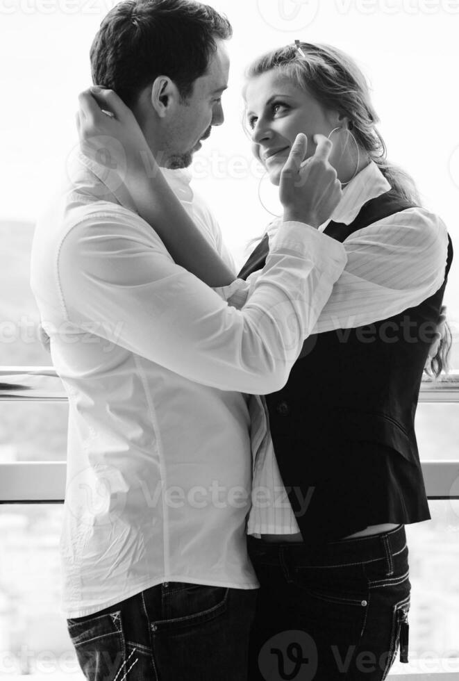 couple heureux romantique sur balcon photo