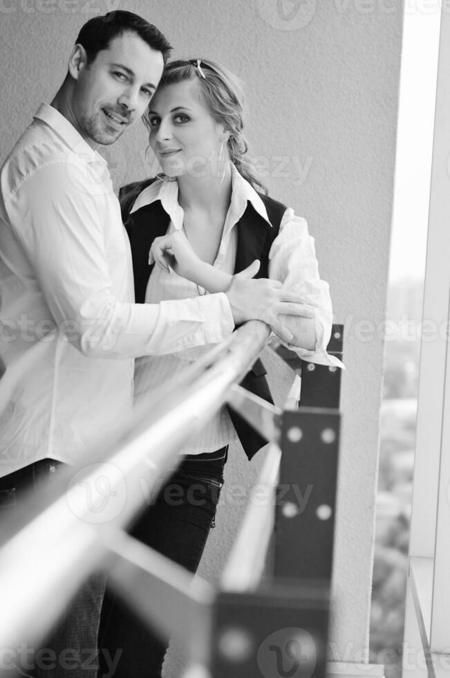 couple heureux romantique sur balcon photo