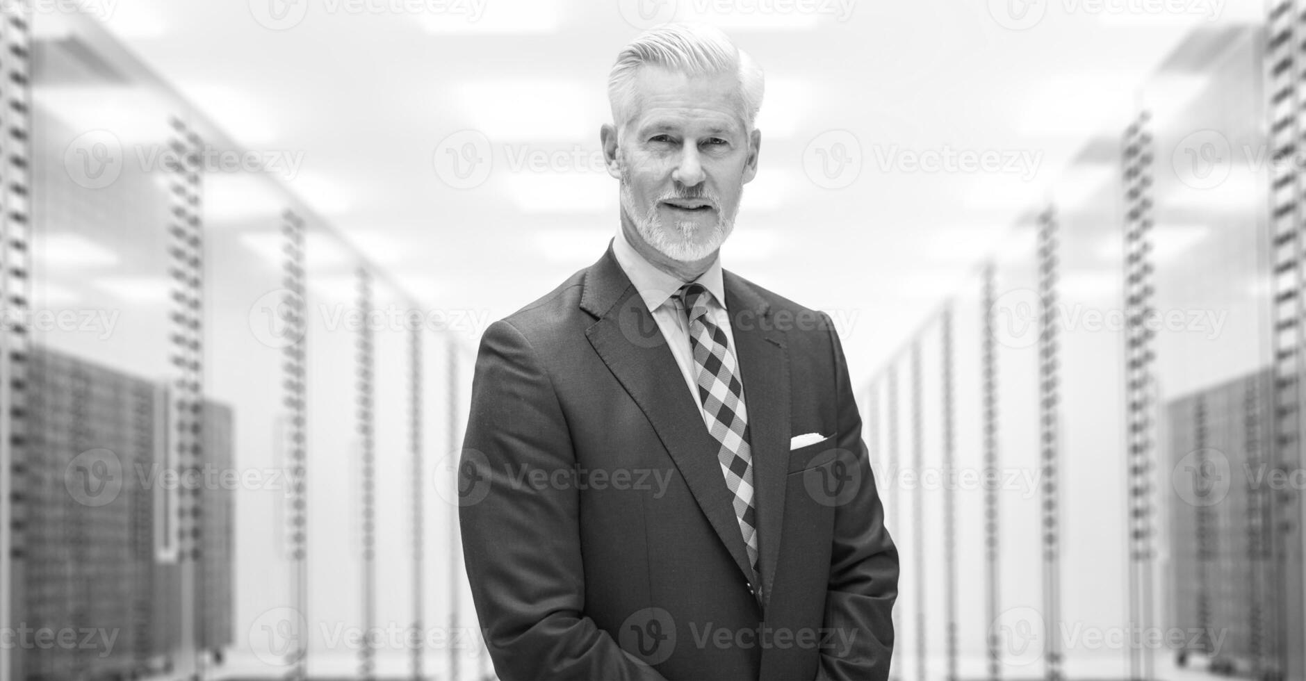 homme d'affaires senior dans la salle des serveurs photo