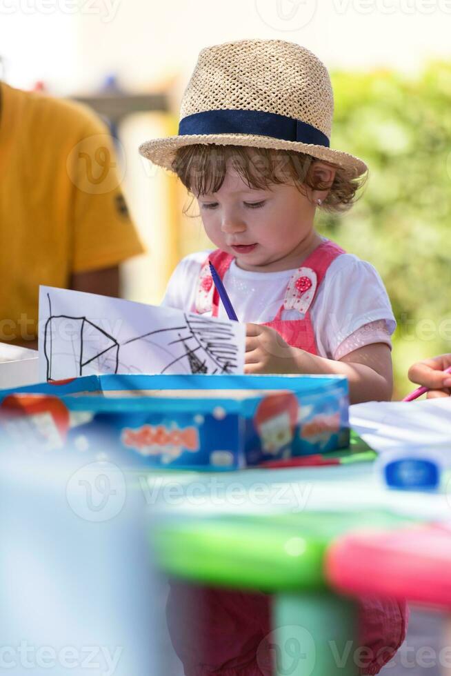 petite fille dessinant des images colorées photo