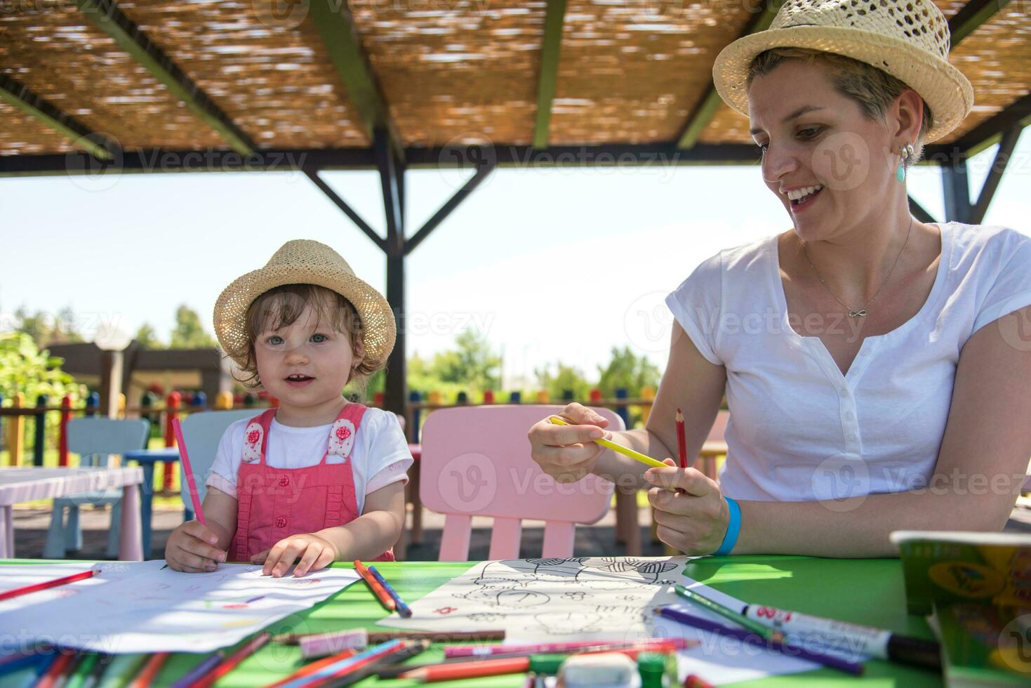 maman et petite fille dessinant des images colorées photo