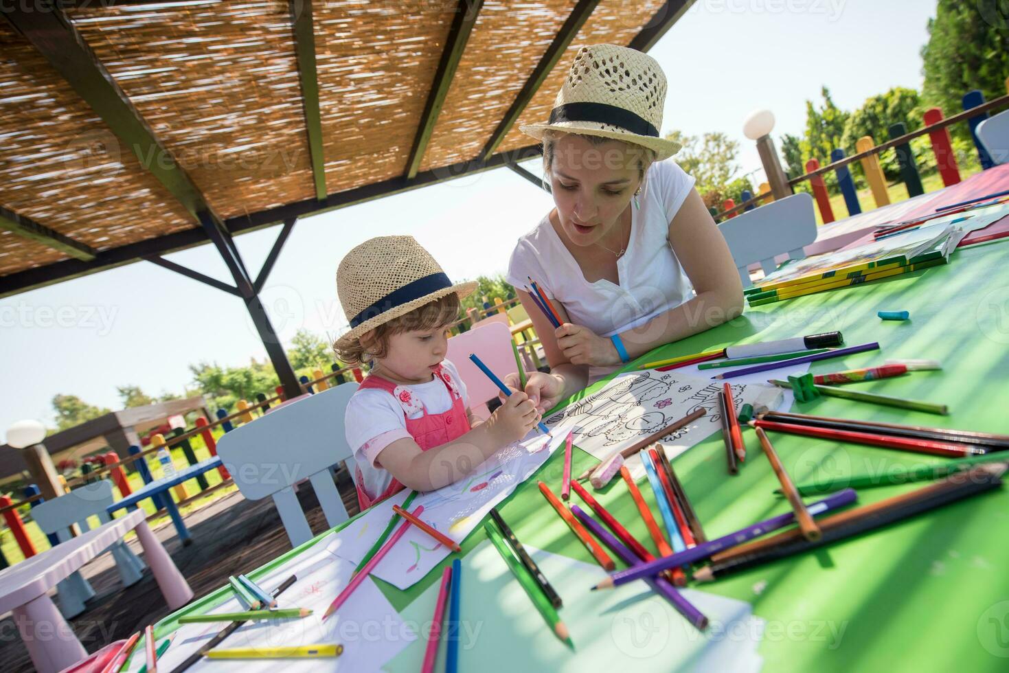 maman et petite fille dessinant des images colorées photo