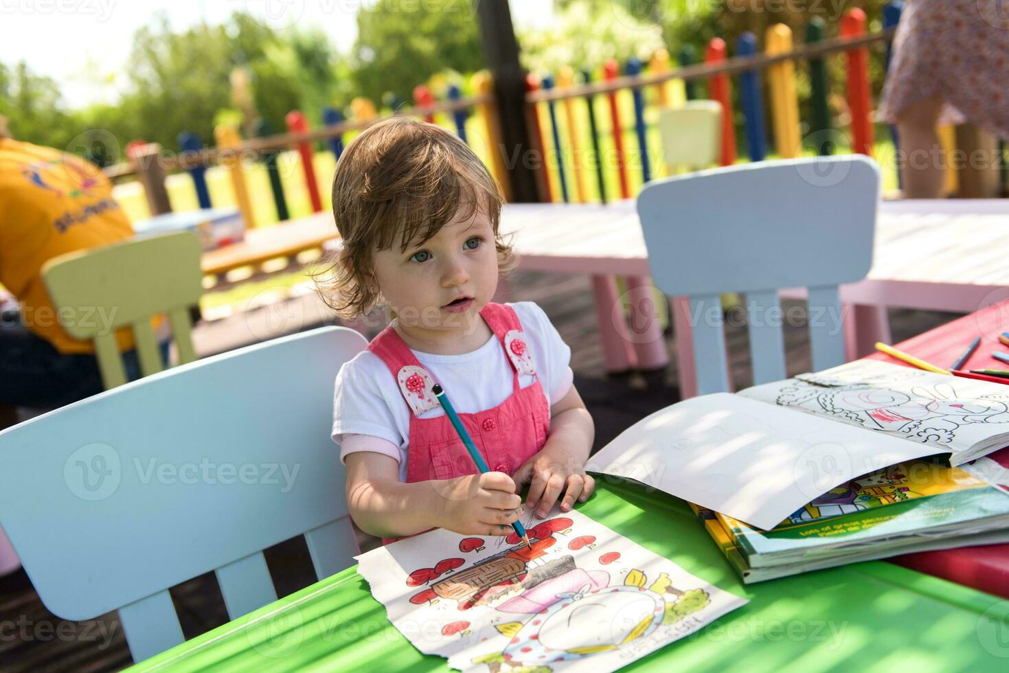 petite fille dessinant des images colorées photo