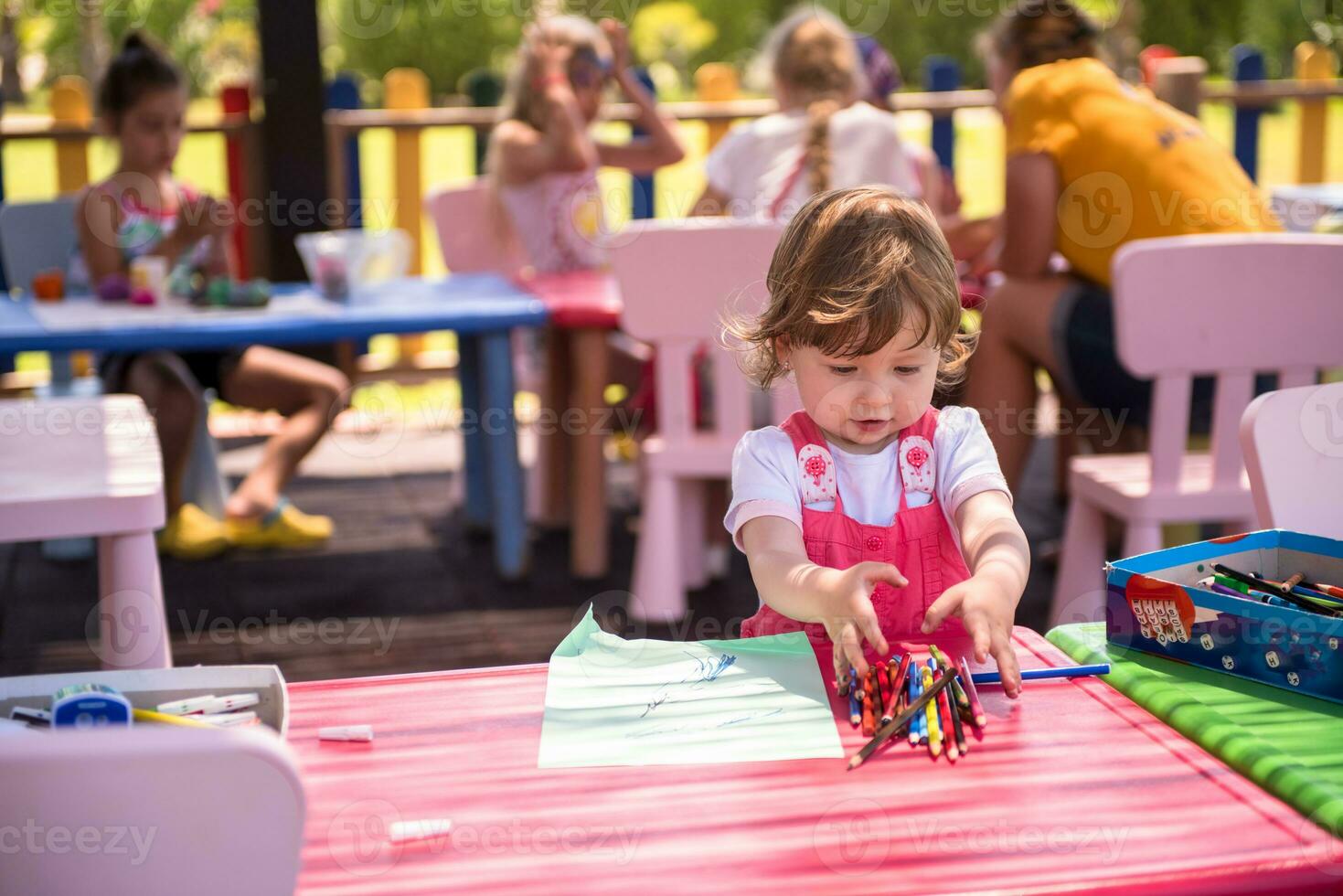 petite fille dessinant des images colorées photo