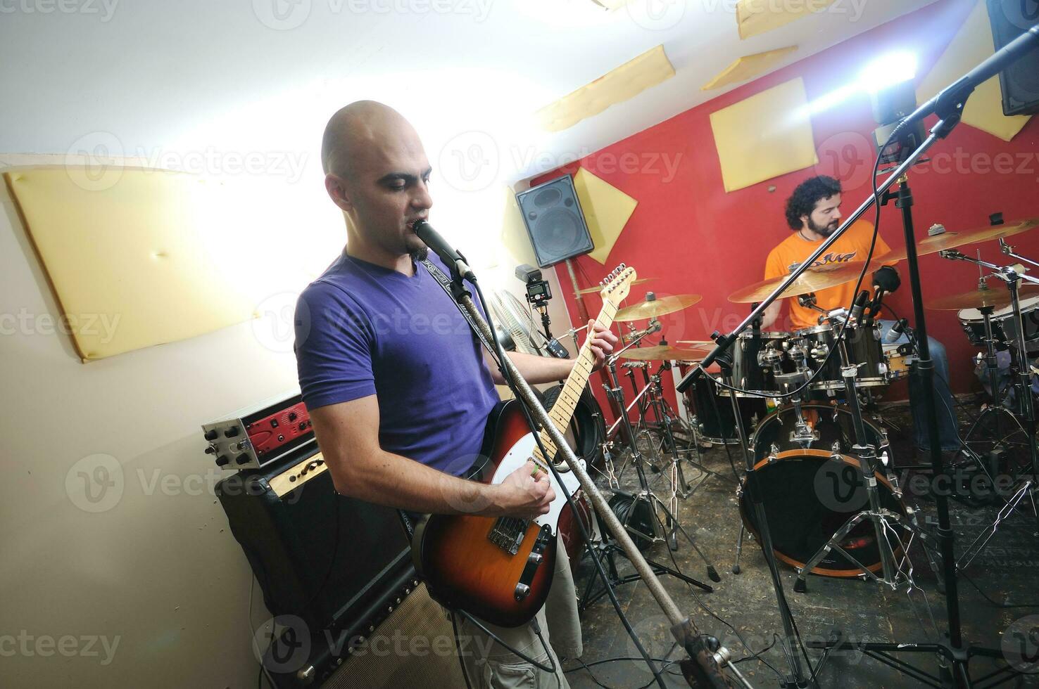 un groupe de musique s'entraîne dans un garage photo