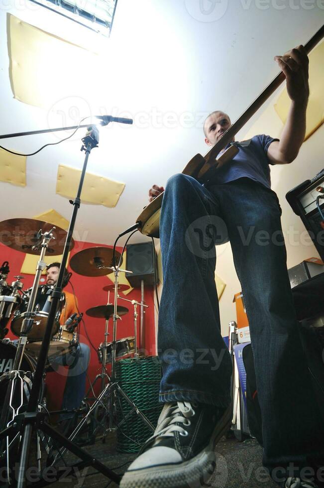 un groupe de musique s'entraîne dans un garage photo