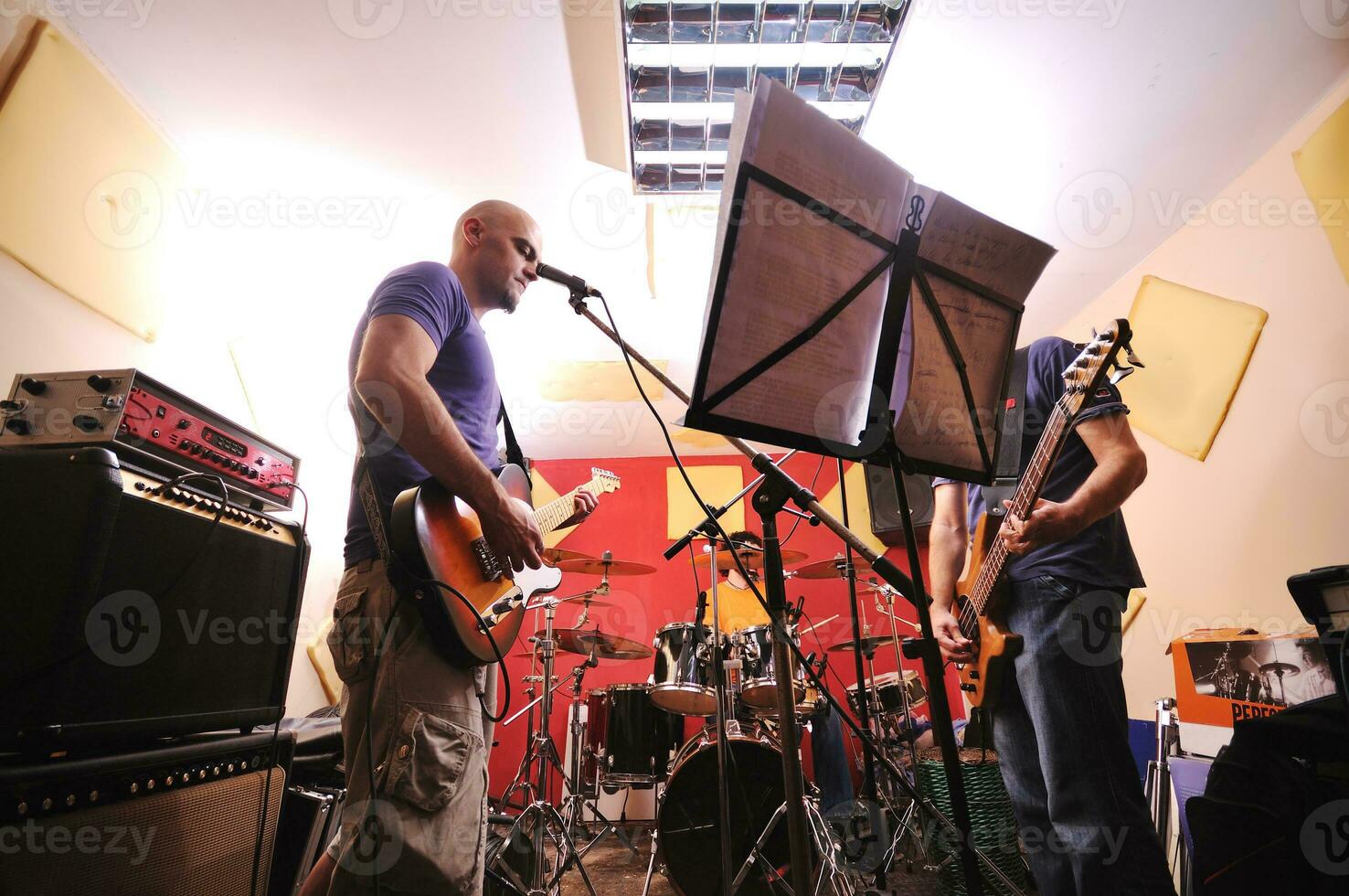 un groupe de musique s'entraîne dans un garage photo