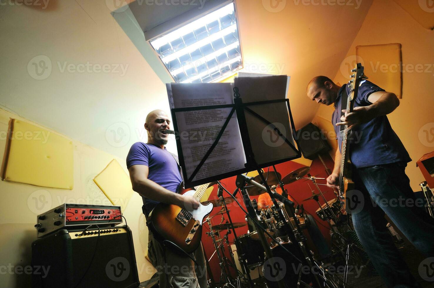 un groupe de musique s'entraîne dans un garage photo